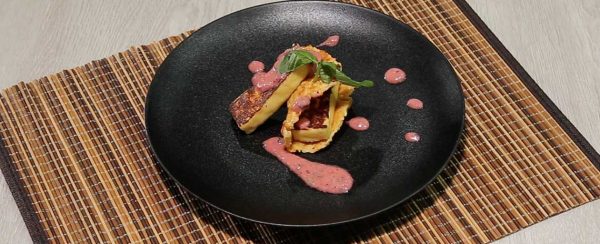 Queso Asado En Salsa De Yogur De Frutos Rojos Colanta® Y Crocante De Queso Tipo Parmesano Colanta