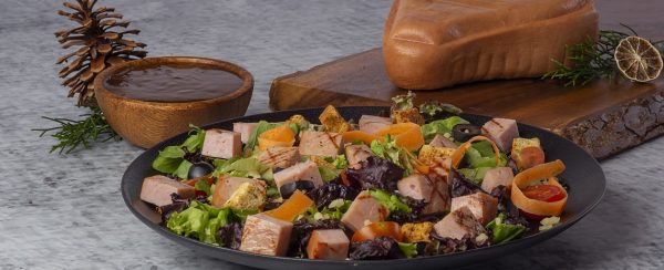 Ensalada navideña colombiana con pernil y queso mozzarela